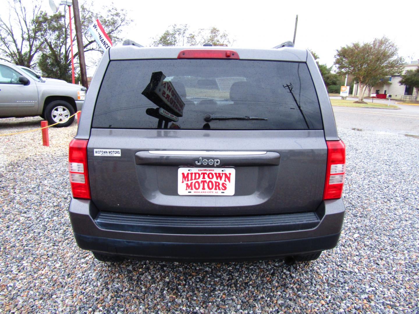 2016 Gray /Gray Jeep Patriot (1C4NJPBBXGD) , Automatic transmission, located at 15016 S Hwy 231, Midland City, AL, 36350, (334) 983-3001, 31.306210, -85.495277 - Photo#5